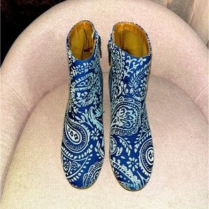 indigo rd. royal blue and white patterned ankle boots, size 7